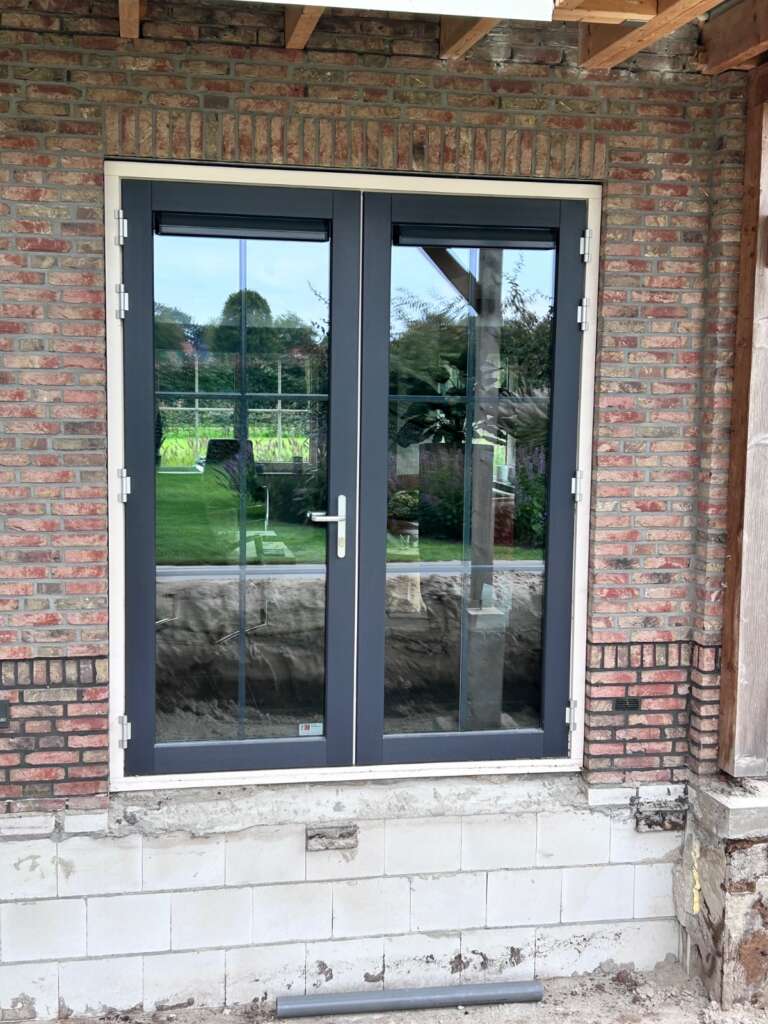 2 x Kunstof openslaande deuren met HR+++ glas en groot raam