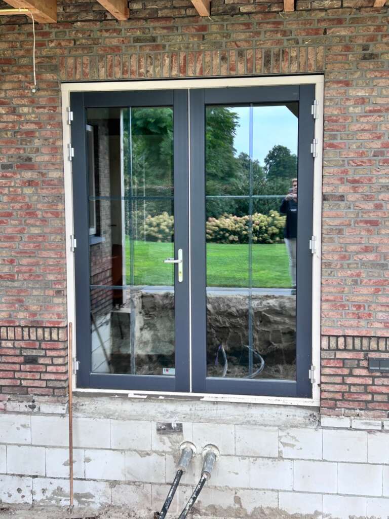2 x Kunstof openslaande deuren met HR+++ glas en groot raam foto 2