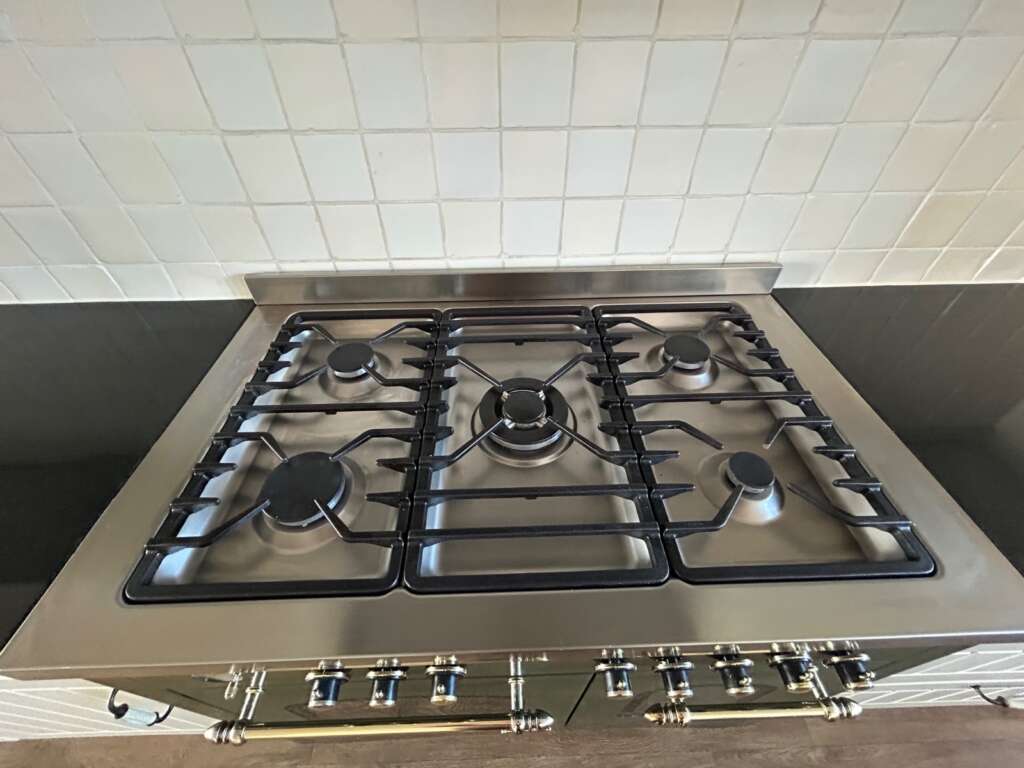 Landelijke keuken met 5 pits De Dietrich fornuis met 2 ovens foto 9