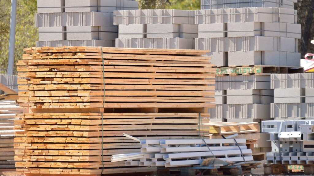 Een restpartij hout en betonblokken kopen op TweedekansMateriaal, direct van de eigenaar en zonder commissie.