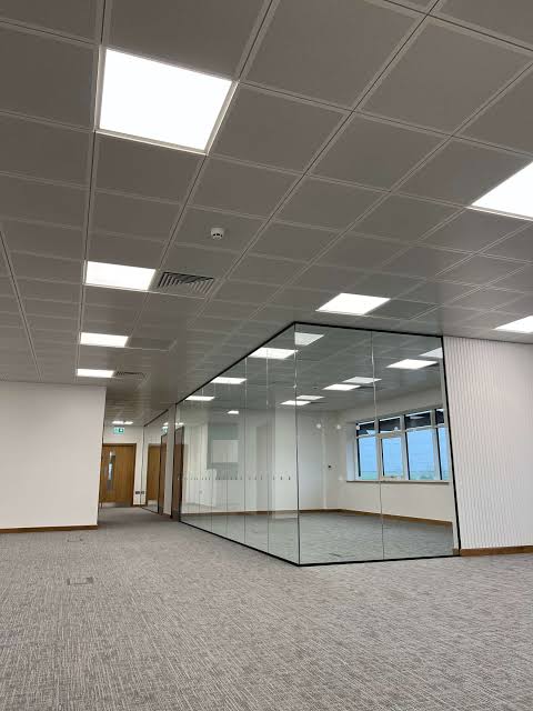 Een systeemplafond of glazen scheidingswand tweedehands kopen op TweedekansMateriaal, uit kantoorrenovaties.