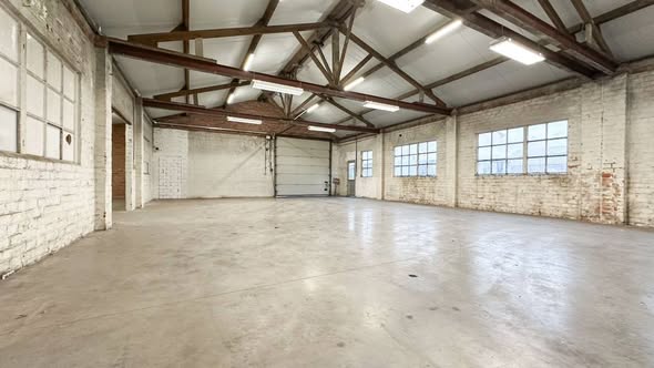 Vers Vernieuwd Magazijn (300 m²) te Huur – Ideaal voor Opslag & Stockage