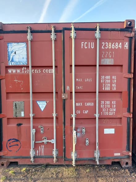 20ft zeecontainer – wind- en waterdicht geleverd met kraanwagen