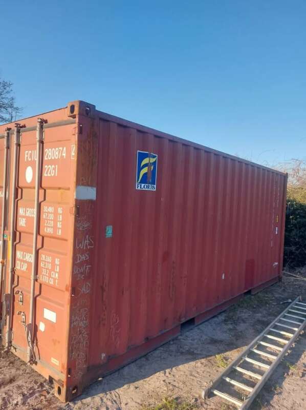 20ft zeecontainer – wind- en waterdicht geleverd met kraanwagen