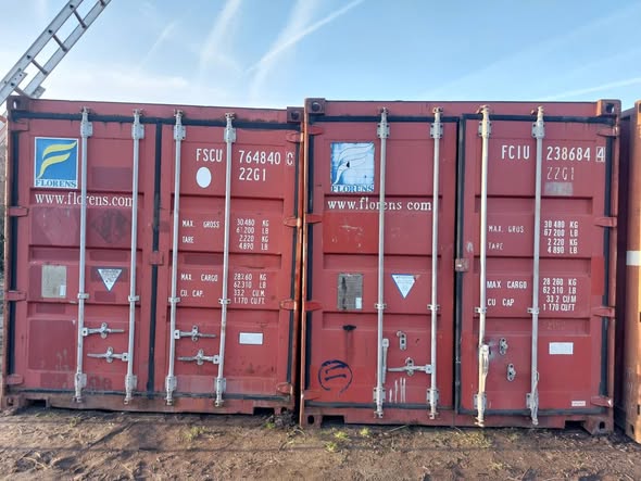 20ft zeecontainer – wind- en waterdicht geleverd met kraanwagen