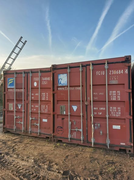 20ft zeecontainer – wind- en waterdicht geleverd met kraanwagen