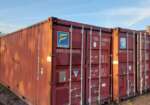 20ft zeecontainer – wind- en waterdicht geleverd met kraanwagen