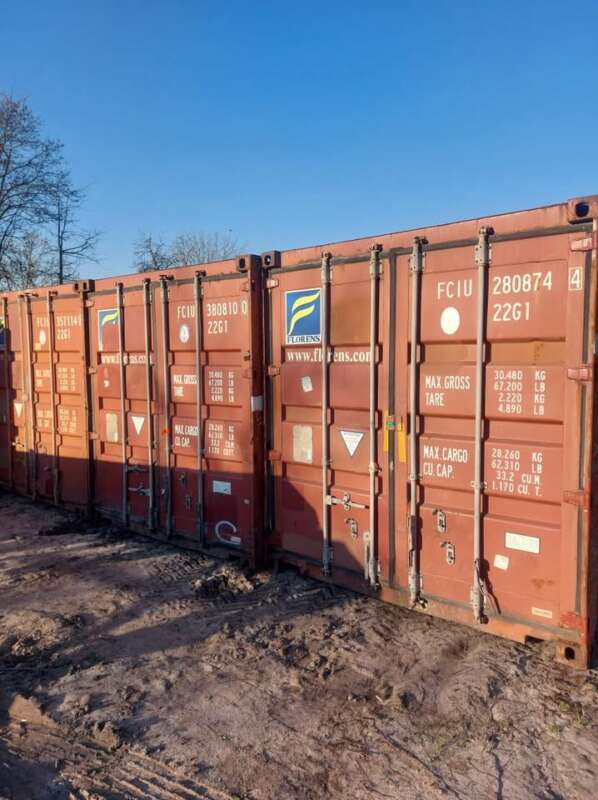 20ft zeecontainer – wind- en waterdicht geleverd met kraanwagen
