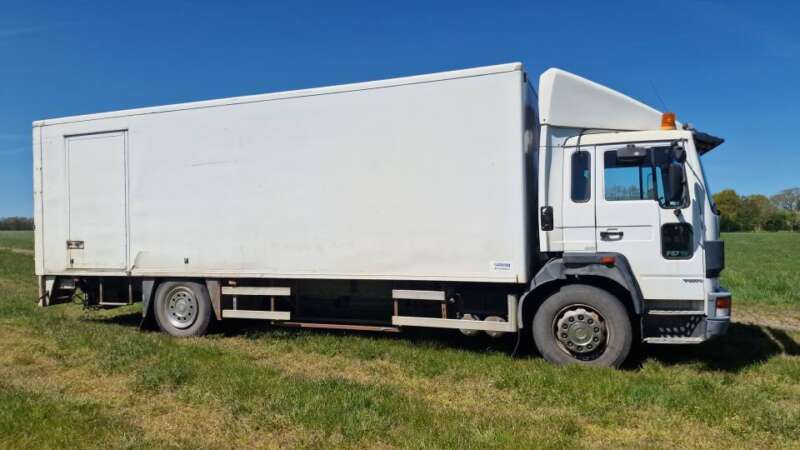 Volvo FS718 vrachtwagen met landbouwkenteken – 18 tons truck met laadklep