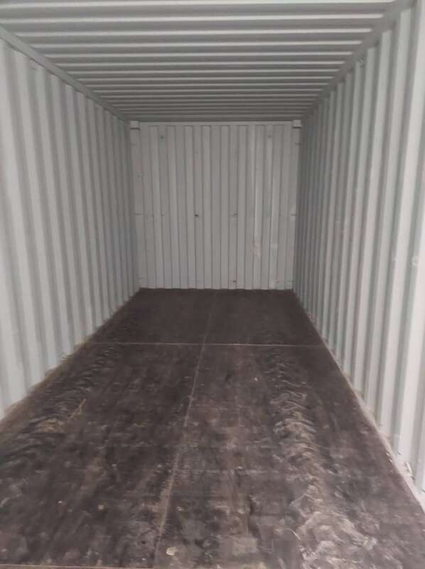 20ft zeecontainer – wind- en waterdicht geleverd met kraanwagen