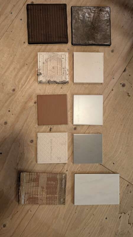 Diverse geglazuurde tegels foto 10