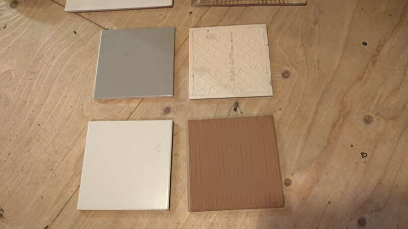 Diverse geglazuurde tegels