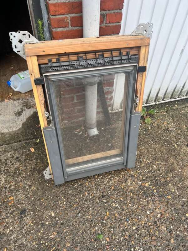 Te koop: origineel VELUX dakraam, afmeting 55 x 78 cm.