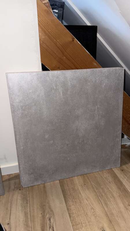 8 grijze betonlook tegels 30×60 cm en 4 stuks 60×60